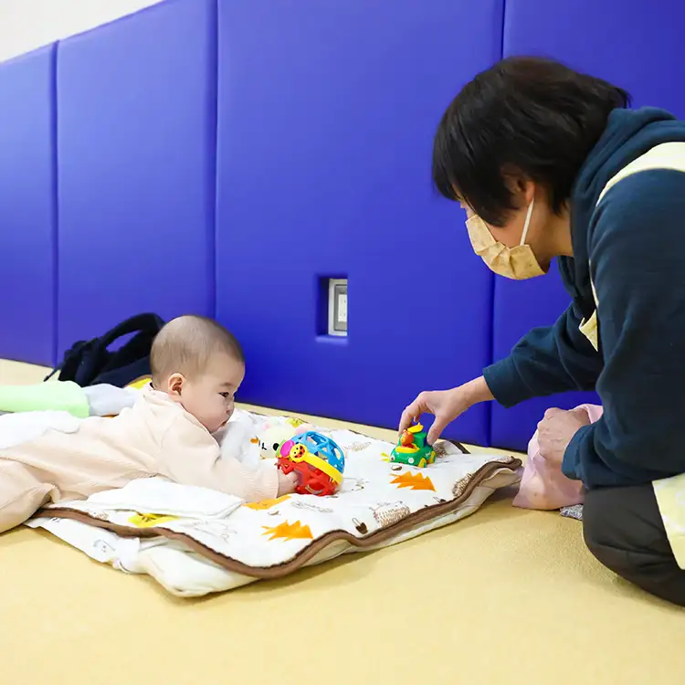 キッズルームで遊ぶ子どもたち